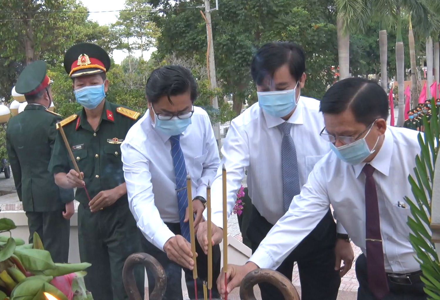 Lãnh đạo huyện Dương Minh Châu viếng Nghĩa trang Liệt sĩ nhân ngày Quân đội Nhân dân Việt Nam